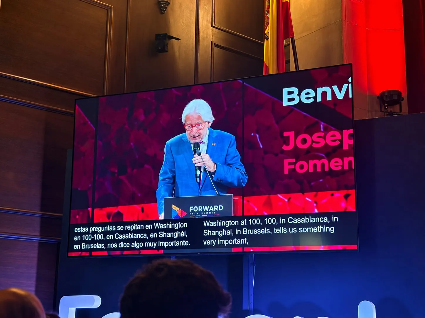 The welcome, on the stage screen