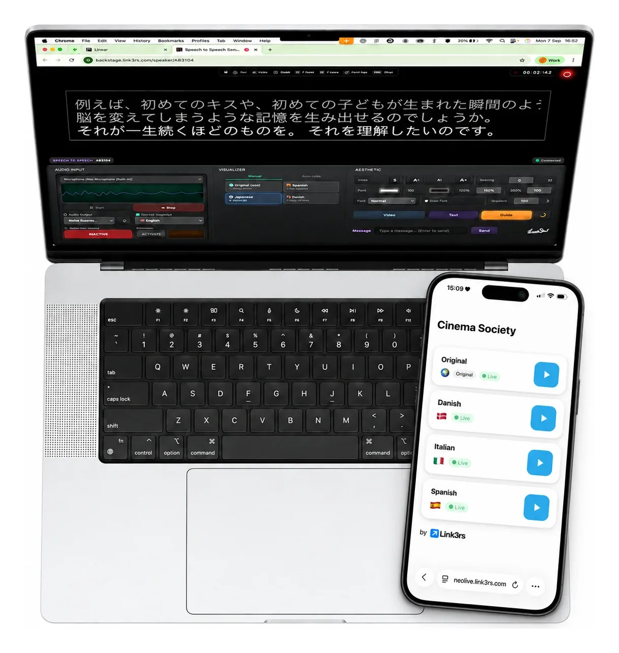 Un MacBook vist des de dalt amb la interfície de ponent de Backstage i el mòbil d'un assistent amb la llista d'idiomes