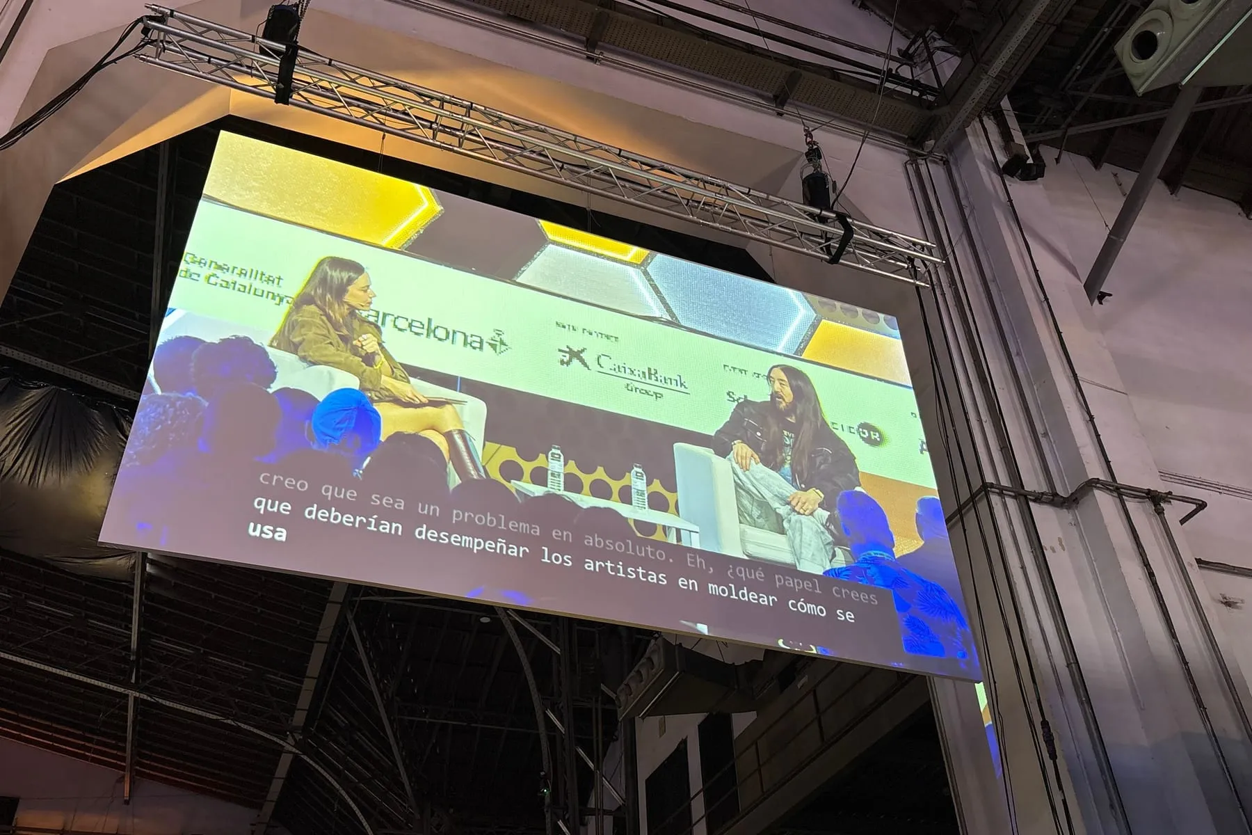 La pantalla grande del escenario