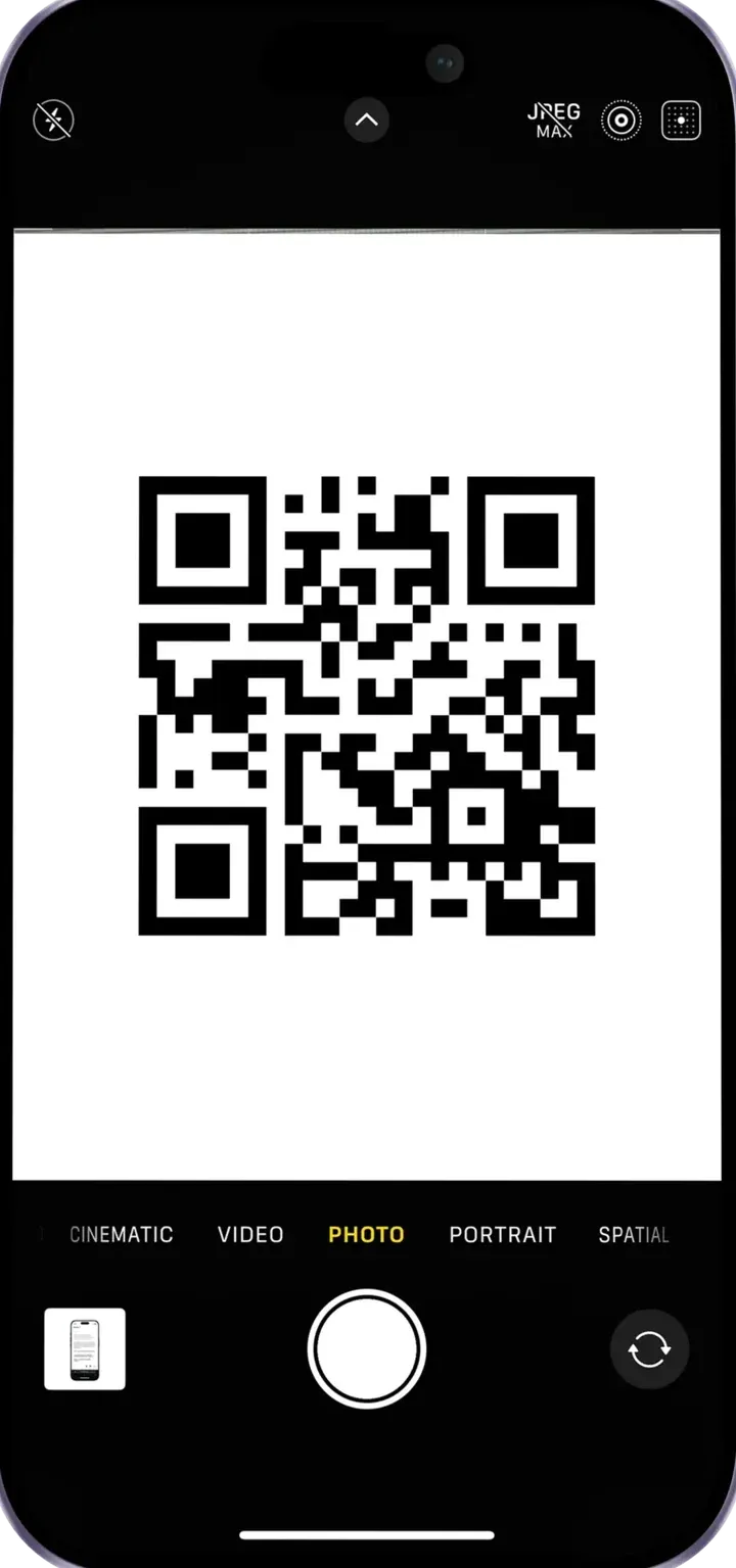 La càmera del mòbil escanejant el QR de l'esdeveniment